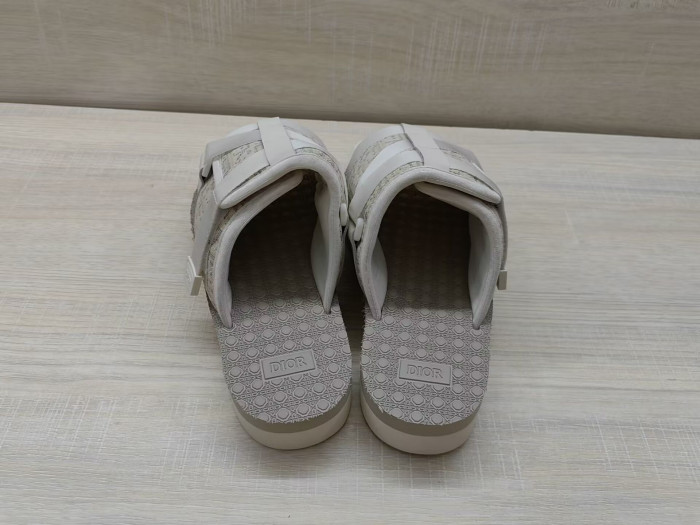 DO DESIGNER SLIPPERS