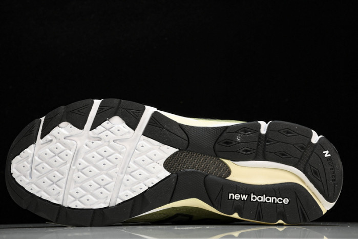 New Balance 990