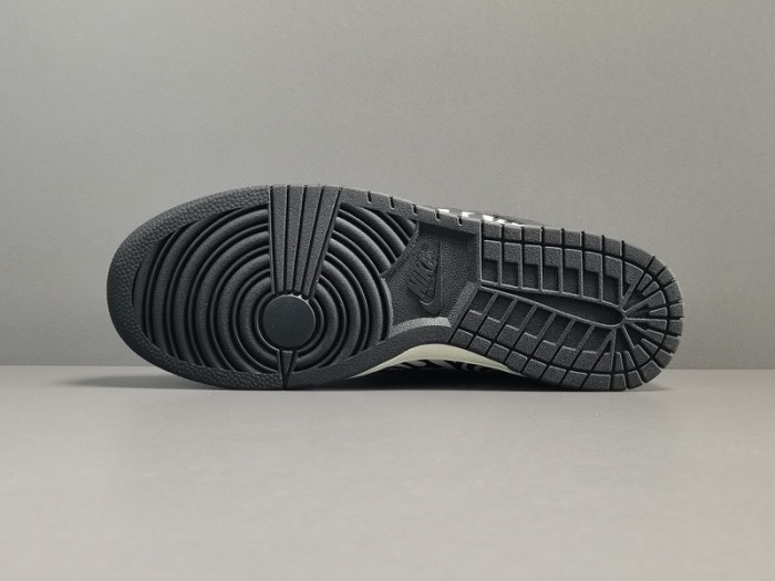 Quartersnacks x Nike SB Dunk Low Zebra DM3510-001
