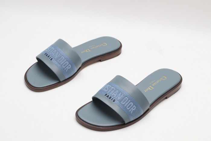 DO DESIGNER SLIPPERS