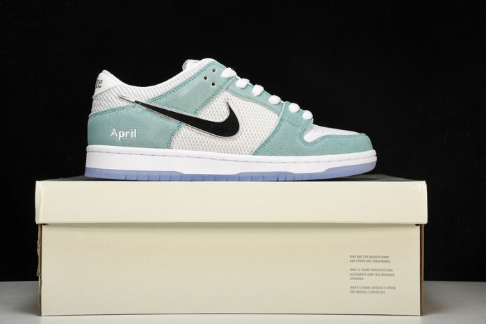 APRIL SKKATEBOARDS x NK SB Dunk Low FD2562-400