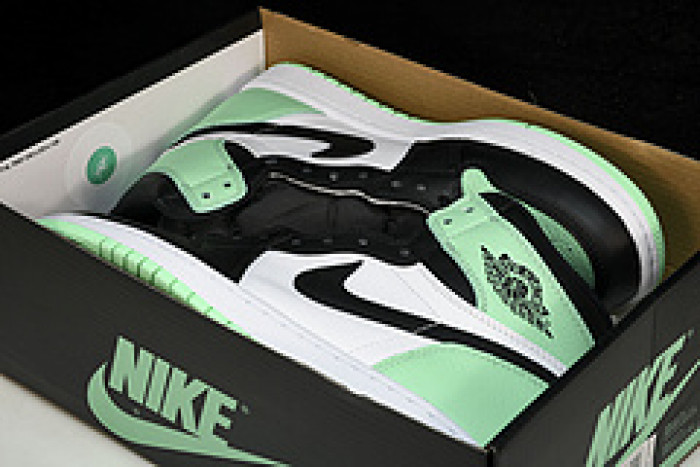 AIR JORDAN 1 RETRO HIGH "GREEN GLOW" DZ5485-130