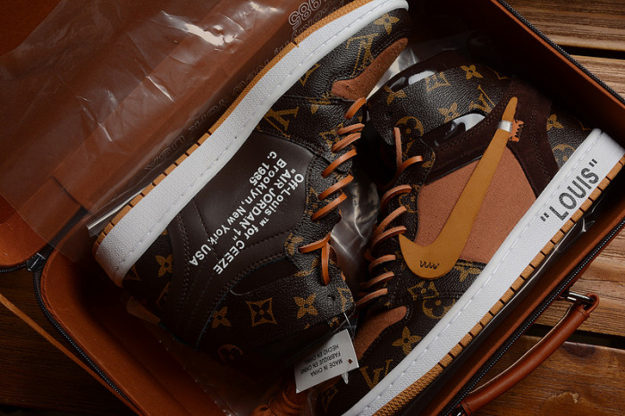 OFF–WHITE x Nike Air Jordan 1s（with case）