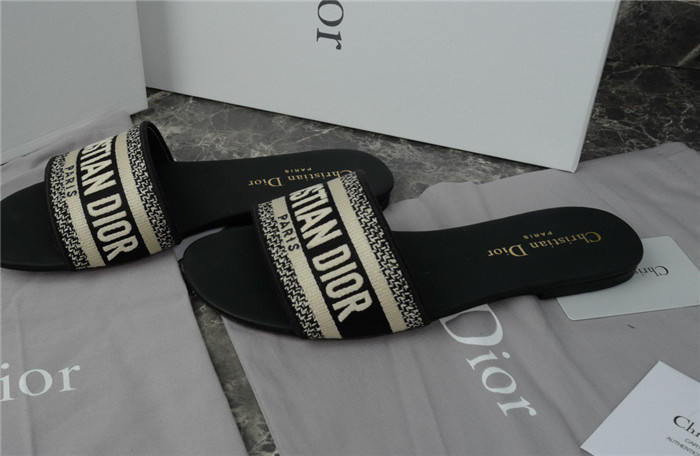 DO DESIGNER SLIPPERS