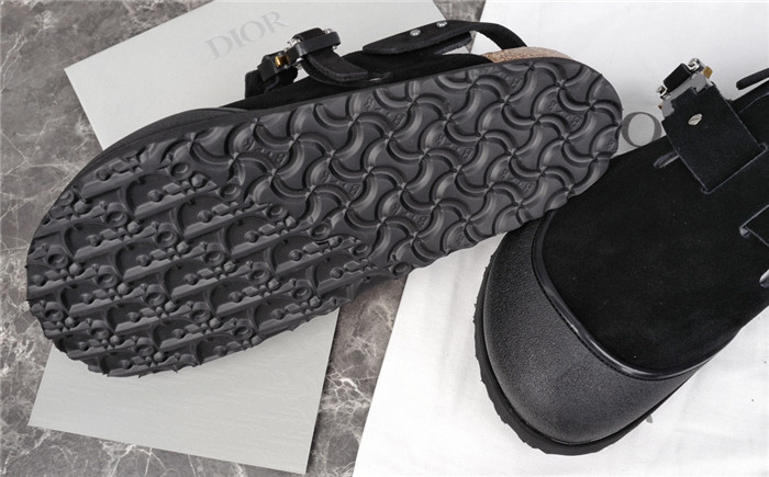 DO DESIGNER SLIPPERS