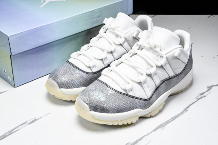 Air Jordan 11 Low HQ7000-001