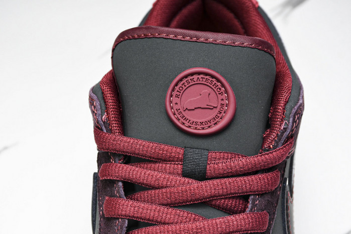 Riot Skateshop x Nike SB Dunk Low 2025 FZ1289-200