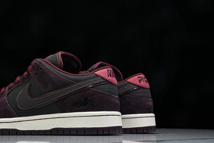 Riot Skateshop x Nike SB Dunk Low 2025 FZ1289-200