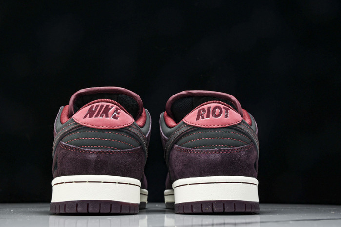 Riot Skateshop x Nike SB Dunk Low 2025 FZ1289-200