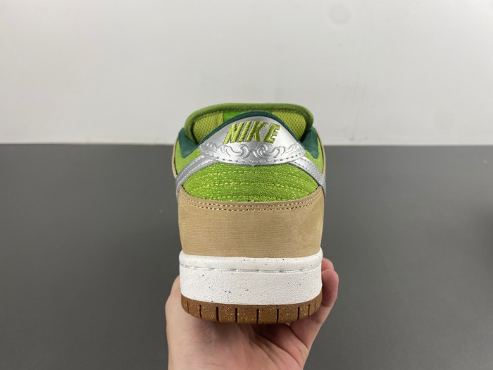 Nike SB Dunk Low “Escargot” FQ7585-200
