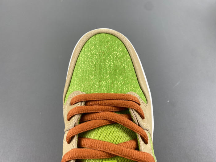 Nike SB Dunk Low “Escargot” FQ7585-200